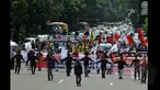 Aksi Pengunjuk rasa saat menggelar aksi 100 Hari Pemerintahan Joko Widodo-Jusuf Kalla di depan Istana Negara, Jakarta, Rabu (28/1/2015). (Liputan6.com/Miftahul Hayat)