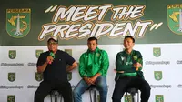 Sugiantoro dikenalkan sebagai pelatih Persebaya U-19, Senin (15/1/2018). (Bola.com/Aditya Wany)