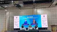 Bambang Pramujati (Rektor Institut Teknologi Sepuluh Nopember) dan Aslam (Director of National Association of Private Education Institution) dalam Panel Diskusi di Acara Higher Education Partnership Conference Indonesia, Jumat, 26 September 2025.