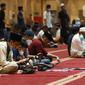 Umat Islam menunggu dimulainya Sholat Tarawih pertama di Masjid Istiqlal Jakarta, Sabtu (2/4/2022). Sebagian besar umat muslim di Indonesia mulai melaksanakan Sholat Tarawih dan akan melaksanakan puasa Ramadhan 1443 Hijriah pada 2 April 2022. (Liputan6.com/Herman Zakharia)