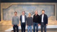 Presiden dan Kepala Divisi Advanced Vehicle Platform (AVP) Hyundai, Chang Song berserta jajaran dan Wakil Presiden dan Manajer Umum Google Maps Automotive, Jorgen Behrens beserta direksi berfoto bersama sebagai simbol peresmian jalin kemintraaan. (Autocarindia/ Rendy Yansah)