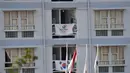Bendera Unified Korea dan Korea Selatan dipasang di kawasan Wisma Atlet yang menjadi lokasi menginap pada Asian Games ke-18 tahun 2018 di Jakabaring, Palembang, Sumatra Selatan, Selasa (21/8). (ANTARA FOTO/ INASGOCWahyu Putro A)