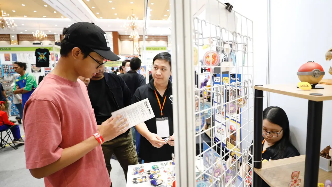 Muhammad Zinedine Alam Ganjar, putra sulung dari pasangan Ganjar Pranowo dan Siti Atikoh, mengunjungi Comic Con X DG Con 2023 di Jakarta Convention Center (JCC), Kelurahan Gelora, Kecamatan Tanah Abang, Kota Jakarta Pusat, DKI Jakarta, Sabtu (4/11) malam