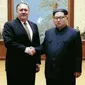 Pemimpin Korea Utara Kim Jong-un berjabat tangan dengan Menteri Luar Negeri AS, Mike Pompeo, dalam sebuah pertemuan resmi di Pyongyang (AP/The White House)