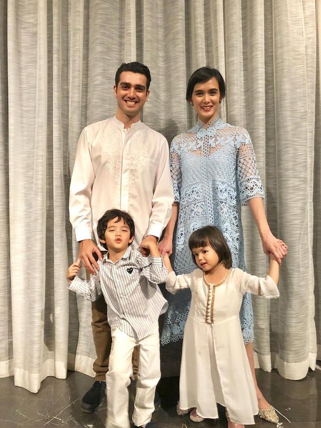 Potret harmonis keluarga Fachri Albar dan Renata Kusmanto