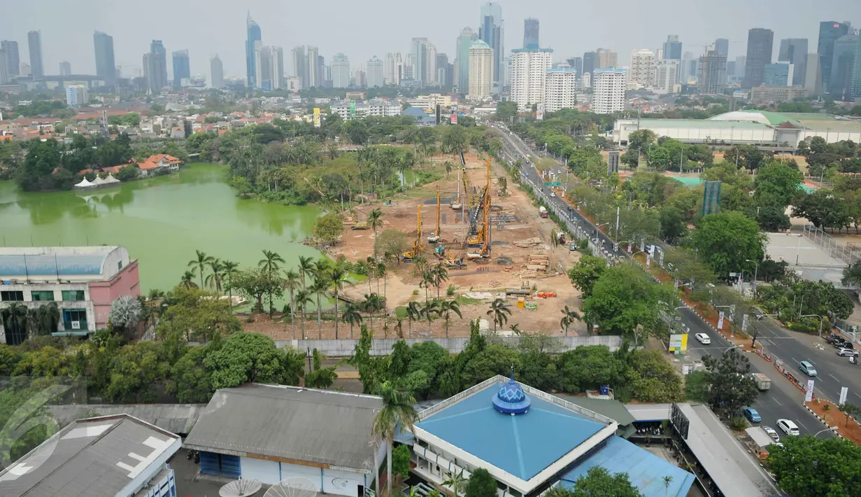 Sejumlah pekerja dibantu alat berat saat melakukan perombakan kawasan Taman Ria Senayan, Jakarta, (21/10/2015). Belum diketahui tempat ini akan dibangun tempat rekreasi atau ruang publik hijau.(Liputan6.com/Gempur M Surya)
