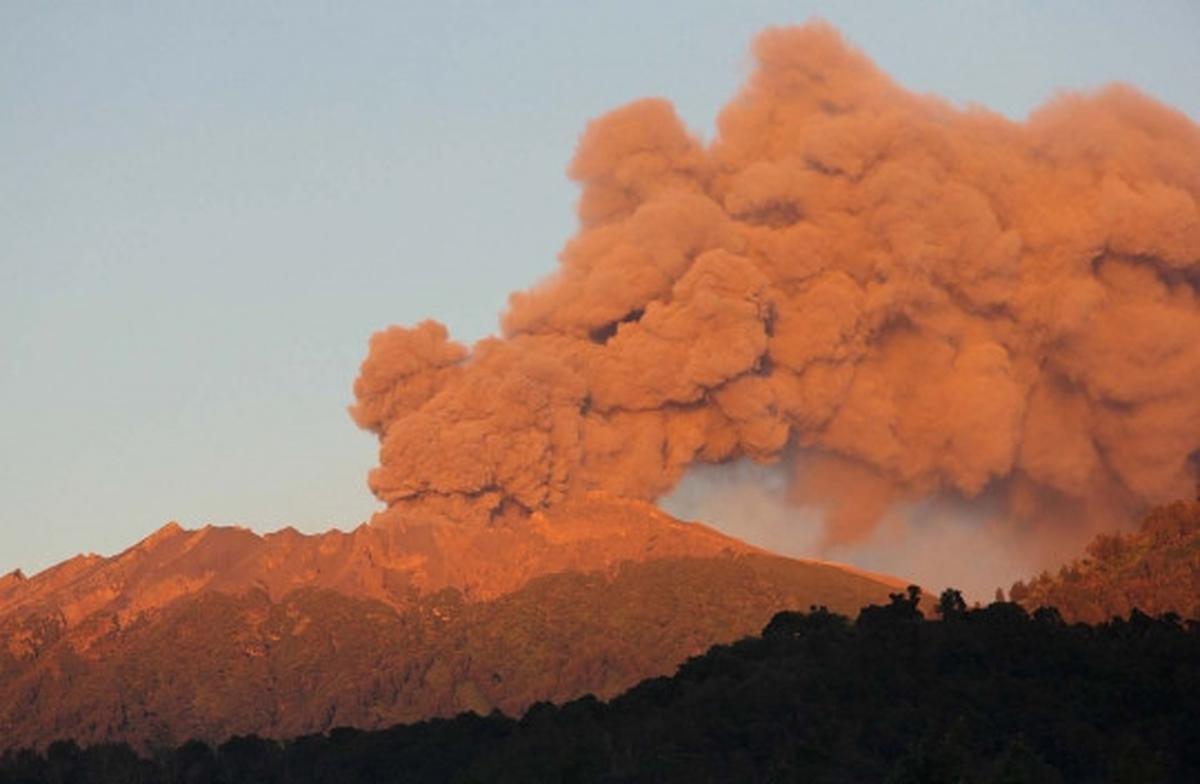 Erupsi tiga gunung berapi warnai perayaan Idul Fitri di Indonesia