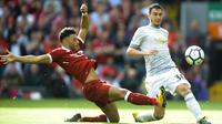 Gelandang Liverpool, Alex Oxlade-Chamberlain, berebut bola dengan bek Manchester United, Matteo Darmian, pada laga Premier League di Stadion Anfield, Sabtu (14/10/2017). Liverpool bermain imbang 0-0 dengan Manchester United. (AP/Rui Vieira)