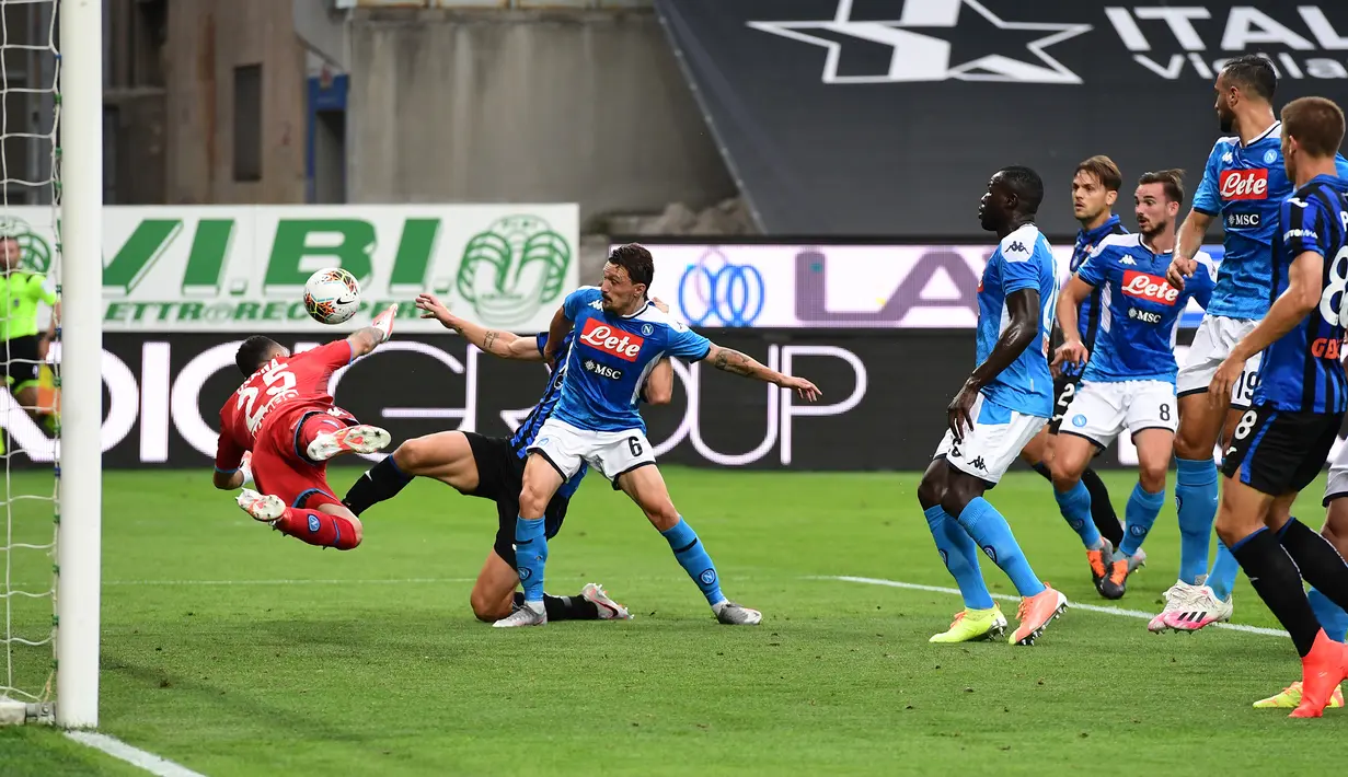 Bek Atalanta, Mattia Caldara, berebut bola atas dengan bek Napoli, Mario Rui, pada laga lanjutan Serie A pekan ke-29 di Gewiss Stadium, Jumat (3/7/2020) dini hari WIB. Atalanta menang 2-0 atas Napoli. (AFP/Miguel Medina)