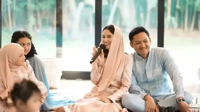 Sarah Menzel Pakai Hijab