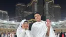 Fuji tampak bahagia berada di Mekkah. Ia berdoa di depan Ka'bah bersama Fadly. [Instagram/fuji_an]