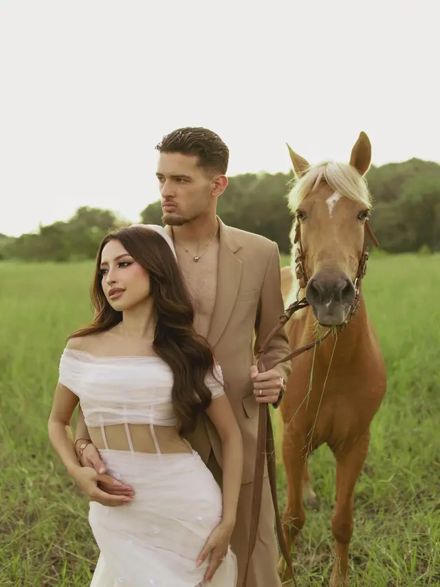 Tinggalkan Nuansa Adat, Jennifer Coppen dan Justin Hubner Tampil Romantis dengan Kuda di Sesi Prewedding