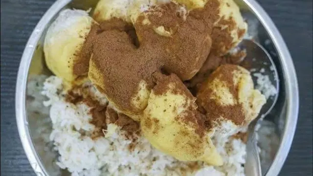 6 Potret Orang Makan Nasi Pakai Durian Ini Nyeleneh, Bikin Hilang Selera