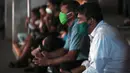 Penonton mengenakan masker saat melihat pertandingan tinju yang dipromotori oleh mantan juara dunia Rosendo Alvarez di Managua, Nikaragua pada 25 April 2020. Nikaragua merupakan salah satu dari sedikit negara yang kegiatan olahraga tetap berjalan di tengah pandemi Covid-19. (AP/Alfredo Zuniga)