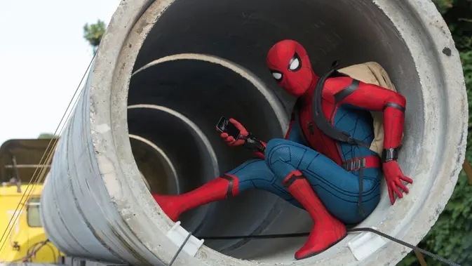 Aksi Pria Berkostum SpiderMan Bantu Penyandang Disabilitas Menyeberang Jalan