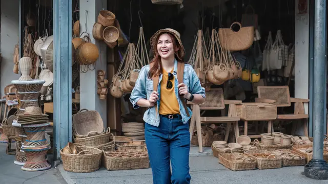 wanita juli sendirian pergi