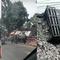 Truk Mitsubishi Fuso dan mobil pikap pengangkut batako terlibat kecelakaan di Pesawaran, Lampung (Istimewa)