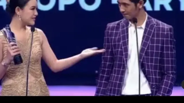 Arya Saloka dan Amanda Manopo reuni di Indonesian Drama Series Awards 2022 (Foto: tangkapan layar Vision Plus via Instagram @mandaskatic.id_new)
