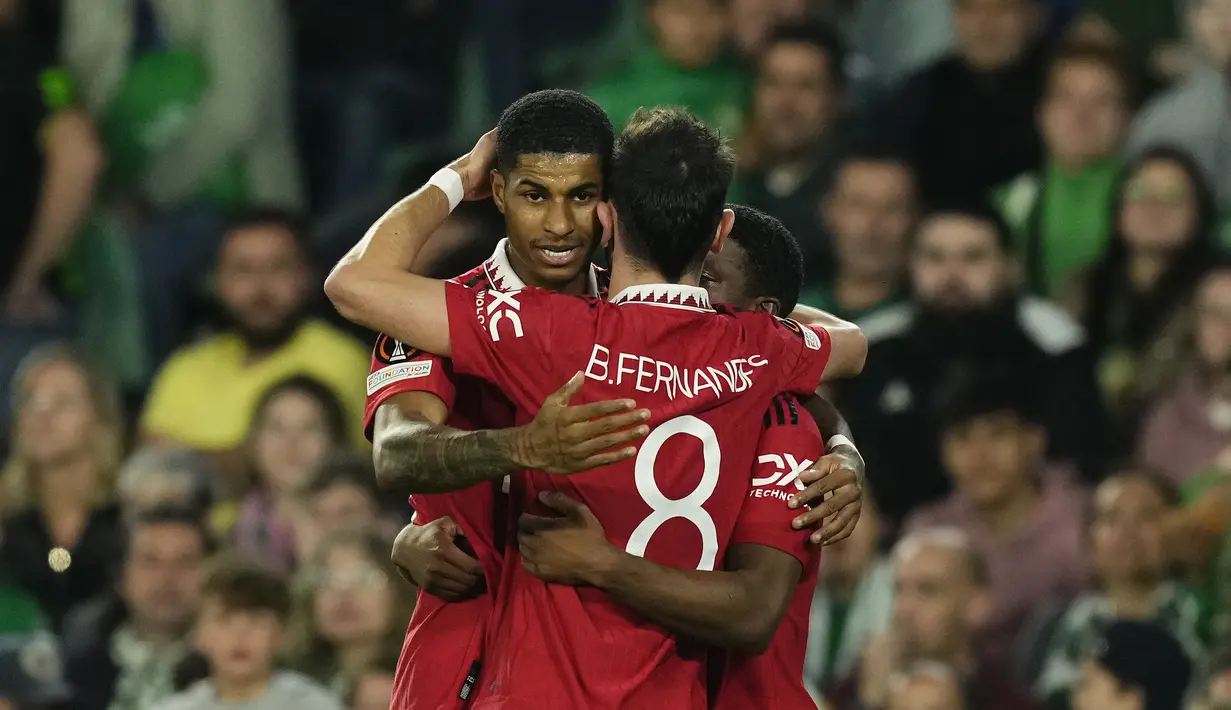 Penyerang Manchester United, Marcus Rashford (kiri) berselebrasi setelah mencetak gol ke gawang Real Betis pada pertandingan leg kedua babak 16 besar Liga Europa di stadion Benito Villamarin di Seville, Spanyol, Jumat (17/3/2023). Manchester United mengalahkan Real Betis untuk mengamankan tiket perempat final. (AP Photo/Jose Breton)