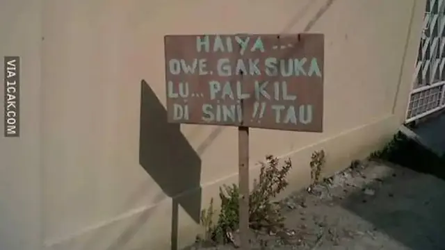 10 Potret Larangan Parkir Nyeleneh, Tulisannya Kocak