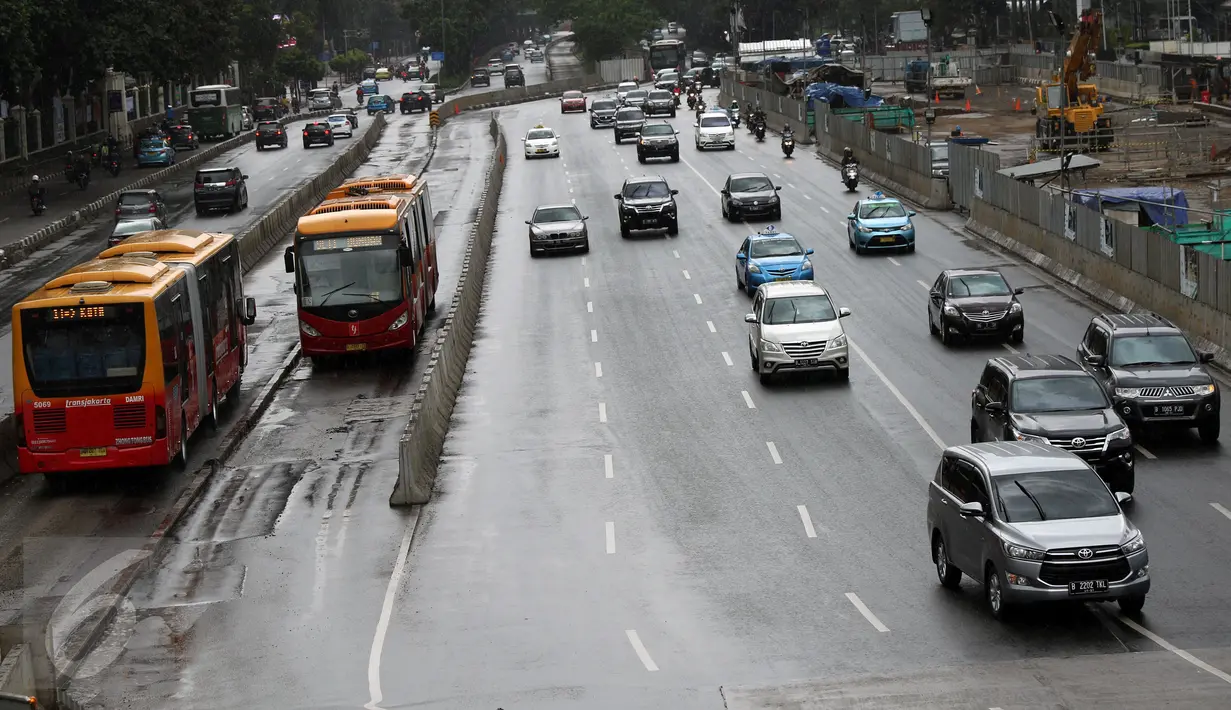 Bus transjakarta melintasi kawasan Jalan Jenderal Sudirman, Jakarta, Jumat (2/12). Terkait aksi super damai 212 yang digelar di kawasan Monas, sejumlah ruas jalan protokol Ibukota terlihat lengang. (Liputan6.com/Helmi Fithriansyah)