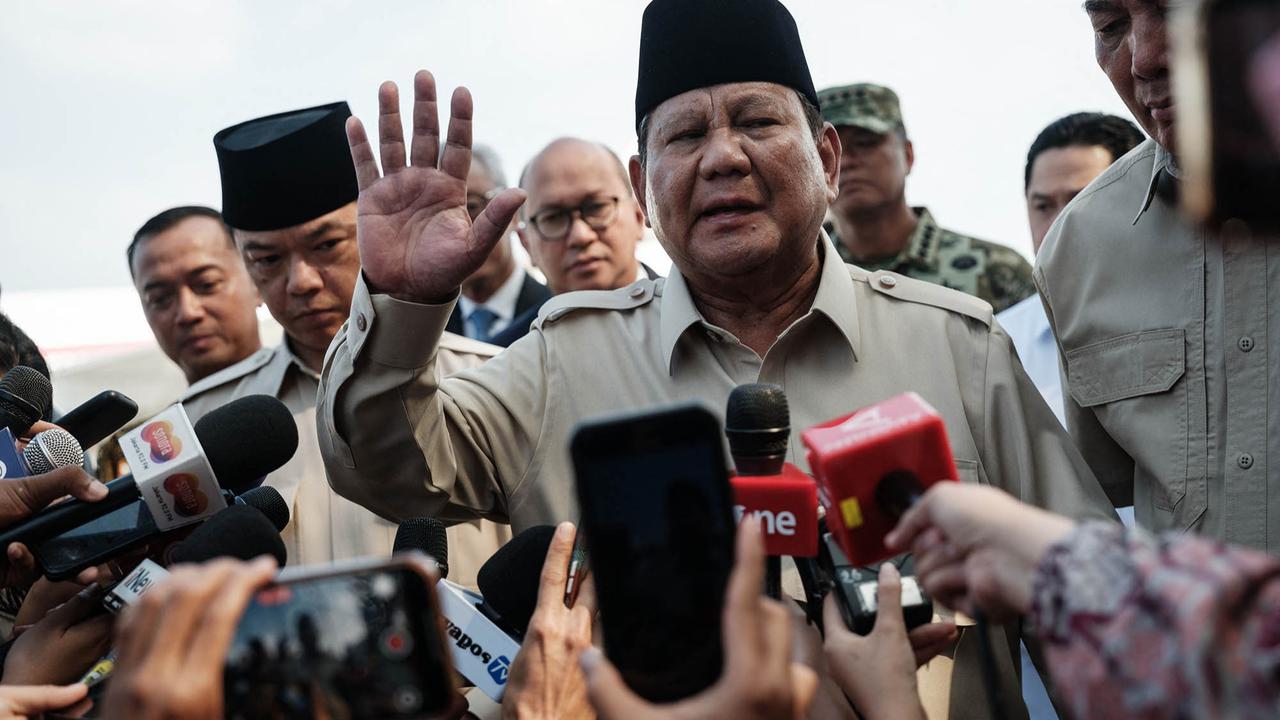 FOTO: Presiden Prabowo Tiba di Halim Usai Wakili Indonesia di KTT Perdamaian Mesir