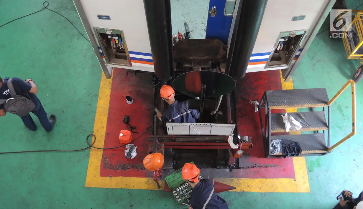 Petugas menyelesaikan perbaikan pada gerbong kereta api di Depo Kereta Poncol Semarang, Kamis (31/5). PT Kereta Api Indonesia sudah bersiap-siap menyambut arus mudik dan arus balik lebaran dengan mempersiapkan armadanya. (Liputan6.com/Gholib)