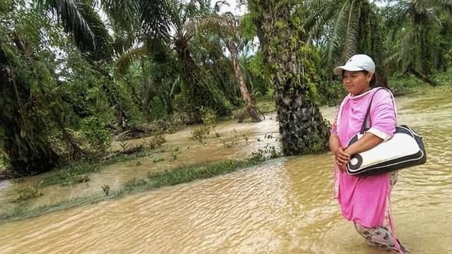 Bidan Ratna tembus banjir di Aceh Singkil