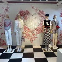 Dari tanggal 23 Agustus hingga 23 September, para fashionista ibukota dapat menikmati suguhan apik "Dioramour Pop-Up" Store di Plaza Indonesia. Selama satu bulan penuh Anda dapat bertransaksi di dalam  Pop-Up Store. (Foto: Adinda Tri Wardhani - Fimela.com)