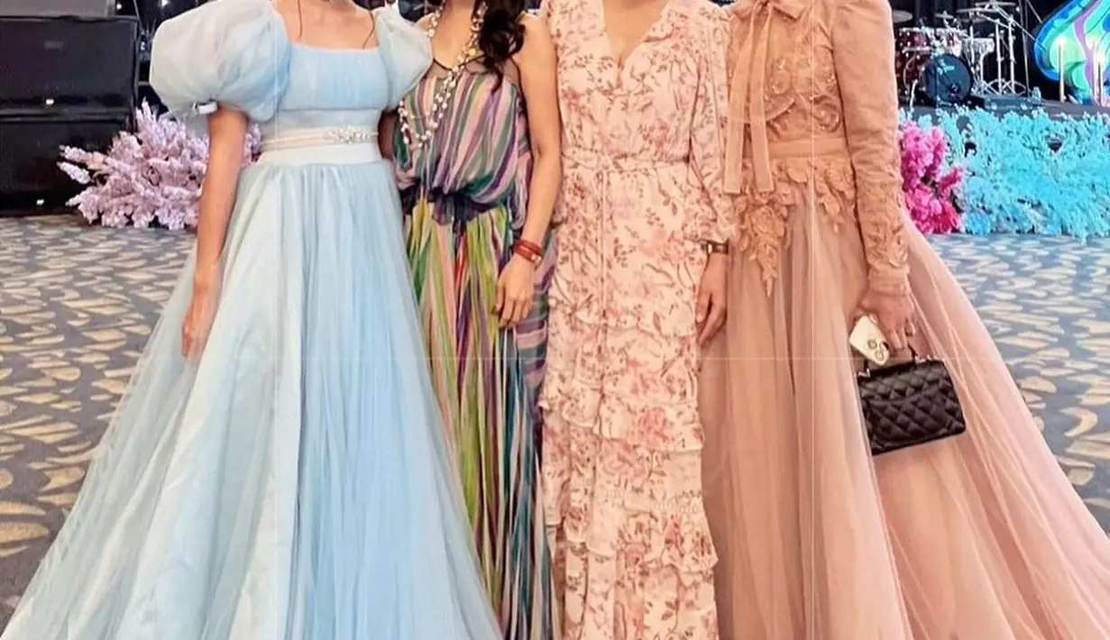 Tak kalah dari sang adik, Ririn Ekawati juga terlihat menawan bak princess dengan ball gown nude. Ball gown klasik dengan kerah tinggi, detail bordir, dan pita di bagian atas [@ririnekawati]