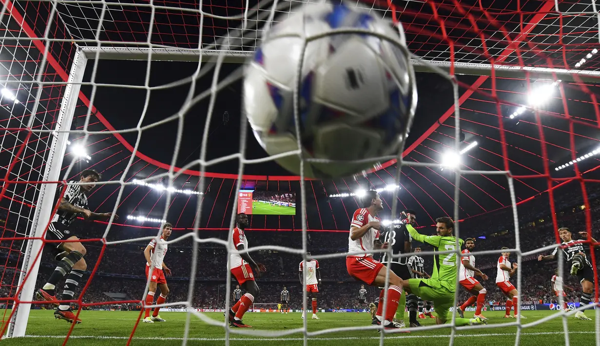 Gelandang Manchester United, Casemiro (tengah) mencetak gol ketiga timnya ke gaewang Bayern Munchen pada laga matchday pertama Grup A Liga Champions 2023/2024 di Allianz Arena, Munich, Kamis (21/9/2023) dini hari WIB. (dpa via AP Photo/Tom Weller)