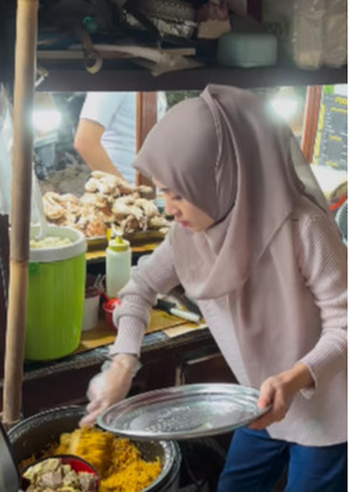 Paras Cantik Perempuan Penjual Nasi Kebuli Jadi Pembicaraan
