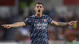 Granit Xhaka. Gelandang asal Swiss berusia 29 tahun ini didatangkan pada awal musim 2016/2017 dari Borussia Monchengladbach. Selama 5 musim menjadi pilihan utama, musim ini ia mulai tersingkir. Total ia telah bermain dalam 226 laga dengan torehan 13 gol dan 20 assist. (AFP/Adrian Dennis)