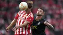 Pemain FC Union Berlin, Kevin Behrens (kiri) duel udara dengan pemain Royale Union Saint-Gilloise, Siebe Van Der Heyden pada laga Liga Europa di Berlin, Jumat (9/9/2022). (AP/Michael Sohn)