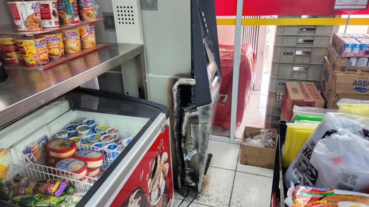 Affan kaget melihat ke dalam minimarket kondisinya sudah berantakan.<br>