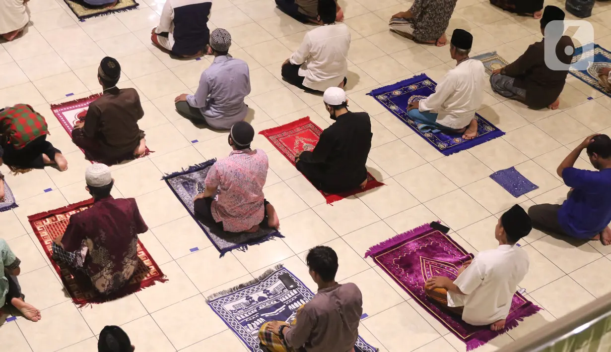 Jemaah melaksanakan salat tarawih pertama Ramadan 1441 Hijriah di Masjid Jami Al Ma'wa, Karang Tengah, Tangerang, Banten, Kamis (23/42020). Warga melaksanakan salat tarawih berjemaah dengan menerapkan physical distancing untuk mencegah penyebaran virus corona COVID-19. (Liputan6.com/Angga Yuniar)