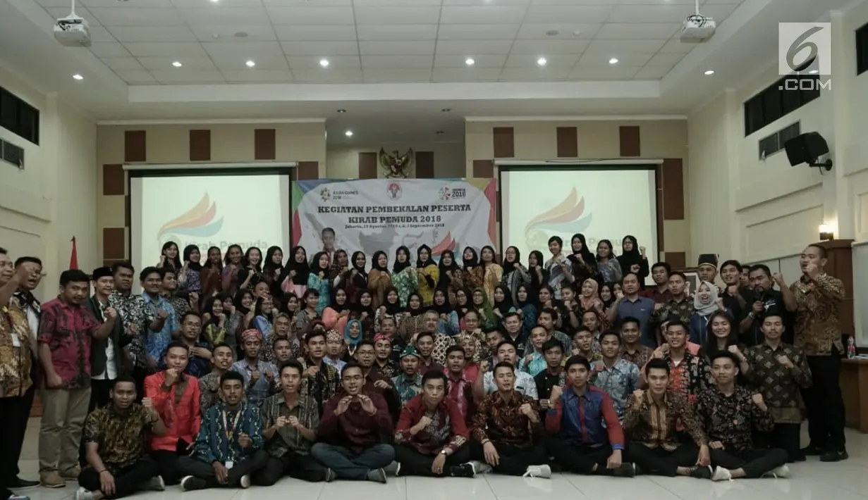 Deputi Pemberdayaan Pemuda Kemenpora Faisal Abdullah bersama 68 peserta yang berhasil lolos seleksi nasional Kirab Pemuda 2018 foto bersama usai pembekalan di Gedung PP-PON Cibubur, Jakarta, Kamis (30/8). (Merdeka.com/Iqbal S. Nugroho)