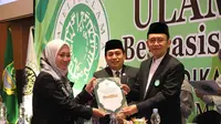 Pj Bupati Bekasi, Dani Ramdan mengukuhkan 39 mahasantri MUI Kabupaten Bekasi pada Wisuda Perdana Ulama Ahli Tafsir Berbasis Informasi Teknologi (IT) Pendidikan Kader Ulama (PKU) Tahun 2023, bertempat di Hotel Nuanza, Cikarang Selatan.