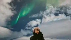 Dalam unggahan media sosial Instagramnya, Lula Lahfah dengan bangga memperlihatkan potret dirinya bersama dengan aurora di langit. Sambil tersebut dengan menahan dingin yang menusuk, Lula Lahfah sangat bahagia untuk dapat mewujudkan impiannya menyaksikan aurora. (Liputan6.com/IG/@lulalahfah)