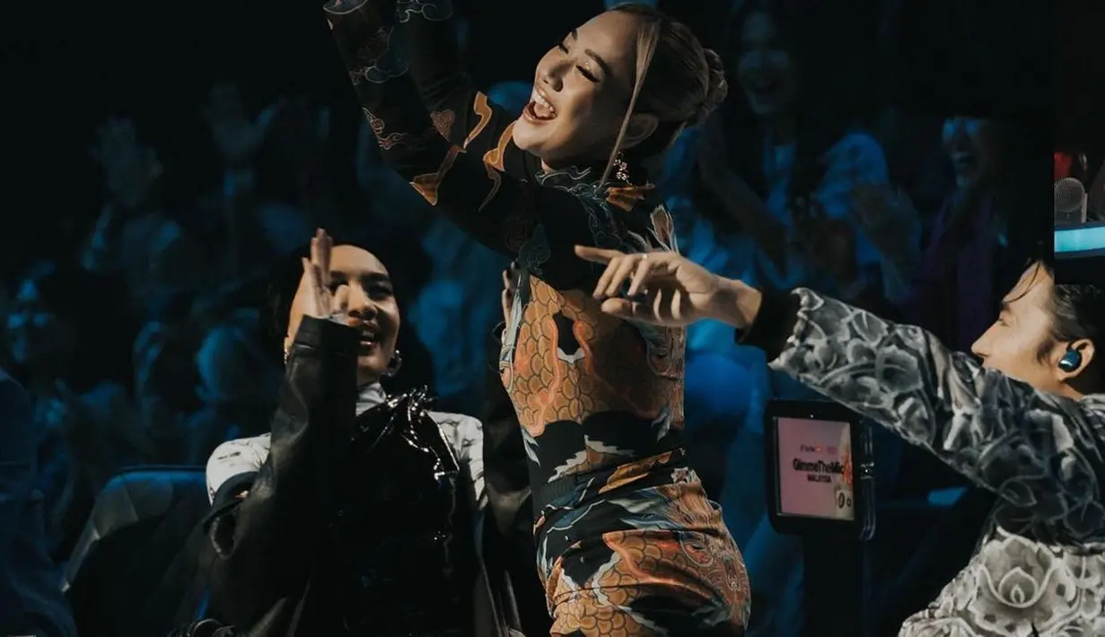 Bunga Citra Lestari mengenakan Kashgar Dress dari Dibba yang merupakan brand lokal asal Bali [@itsmebcl]