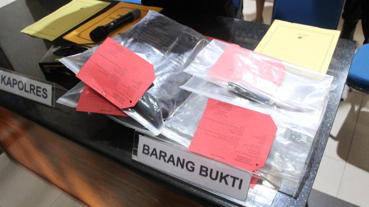 Pelaku penikaman selingkuan saat diamankan di Mapolsek Selemadeg, Tabanan, Bali, Kamis (30/10)