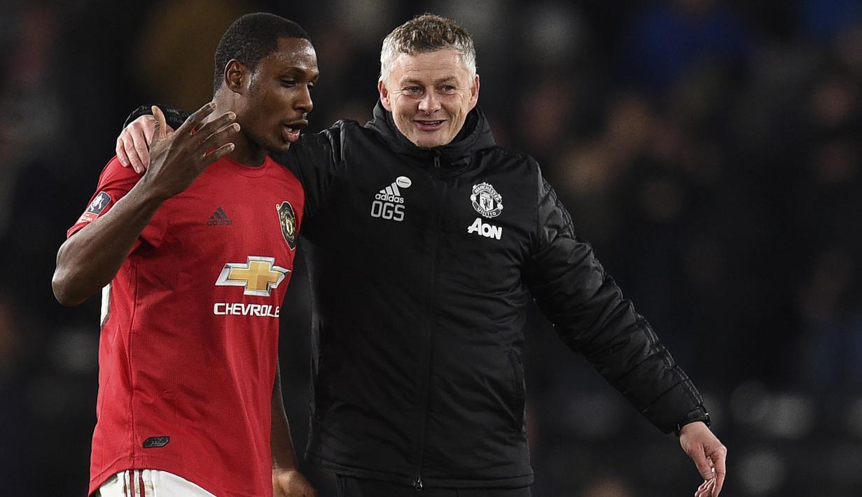 Striker Manchester United, Odion Ighalo, berbincang dengan Ole Gunnar Solskjaer usai melawan Derby Country pada laga babak kelima Piala FA di Pride Park Stadium, Kamis (5/3). Manchester United menang 3-0 atas Derby Country. (AFP/Oli Scarff)