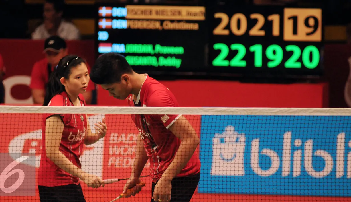 Ganda campuran Indonesia, Debby Susanto (kiri) berbincang dengan Praveen Jordan di laga melawan Joachim/Christina di Total BWF World Championships 2015, Jakarta, Kamis (13/8/2015). Jordan/Debby unggul 22-20, 19-21, 23-21. (Liputan6.com/Helmi Fithriansyah)