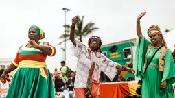 Penggemar musik reggae menari bersama saat memperingati ulang tahun Bob Marley dalam One Love Festival and Rasta Fair di North Beach Amphitheatre, Durban, Afrika Selatan, Minggu (3/2). (RAJESH JANTILAL/AFP)