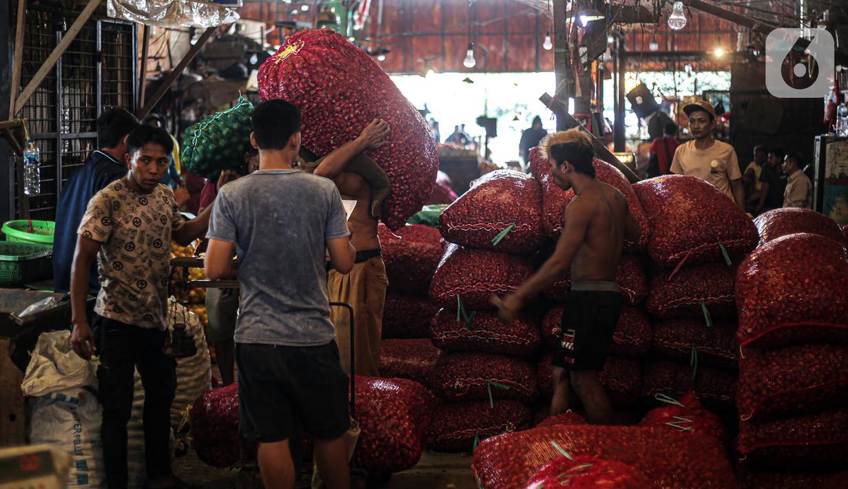 Aktivitas perdagangan di Pasar Induk Kramat Jati, Jakarta, Kamis (29/12/2022). Selama revitalisasi, pedagang akan ditempatkan pada lokasi sementara di sekitar pasar. (Liputan6.com/Faizal Fanani)
