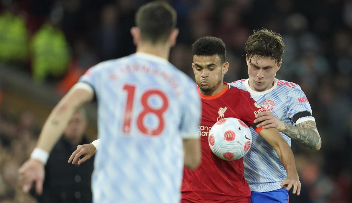 Victor Lindelof gagal menjadi benteng kukuh Setan Merah. Bek asal Swedia itu terlihat gugup dan selalu kalah cepat dalam mengantisipasi umpan pemain Liverpool. (AP/Jon Super)