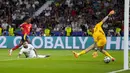 Gelandang Timnas Spanyol, Nico Williams (kiri) mencetak gol pertama timnya ke gawang Timnas Inggris pada laga final Euro 2024 di Olympiastadion, Berlin, Jerman, Minggu (14/7/2024). (AP Photo/Manu Fernandez)