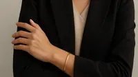 10 Model Gelang Emas Simple untuk Wanita Karier Modern 2025, Tampilkan Sisi Feminine dan Mandiri