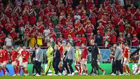 Para pemain Wales berjalan di lapangan setelah pertandingan Grup B Piala Dunia 2022 di Stadion Ahmad Bin Ali, Rabu (30/11/2022) dini hari WIB. Wales kalah 0-3 dan tersingkir. (AP Photo/Frank Augstein)