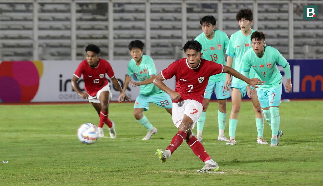 Pemain Timnas Indonesia, Figo Dennis mencetak gol melalui tendangan penalti pada laga persahabatan melawan Timnas China U-20 di Stadion Madya, Senayan, Jakarta, Jumat (22/03/2024). (Bola.com/Abdul Aziz)